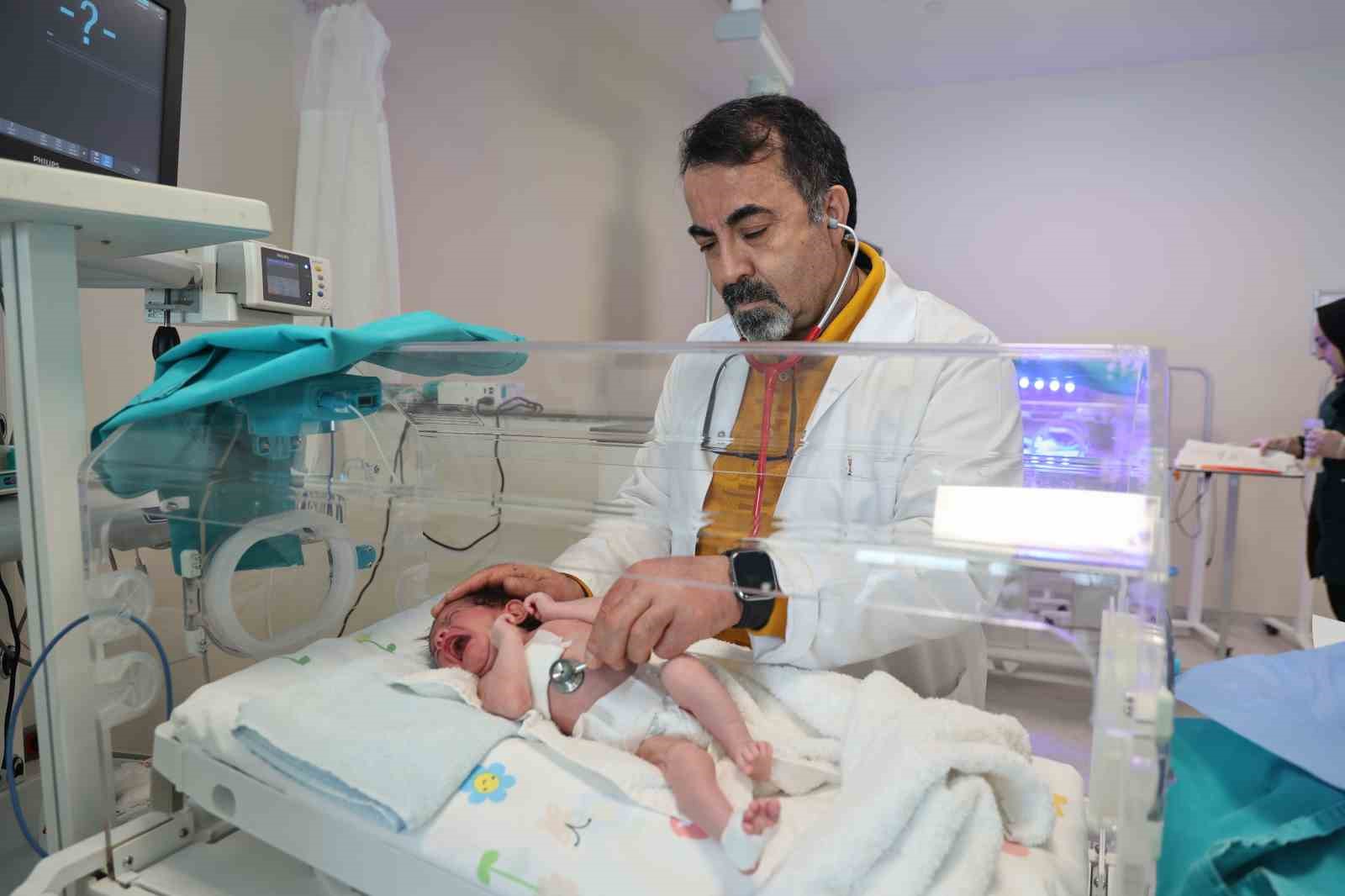 dogustan yemek borusu olmayan 4 gunluk bebek elazigda hayata tutundu 3 k73iwPIb