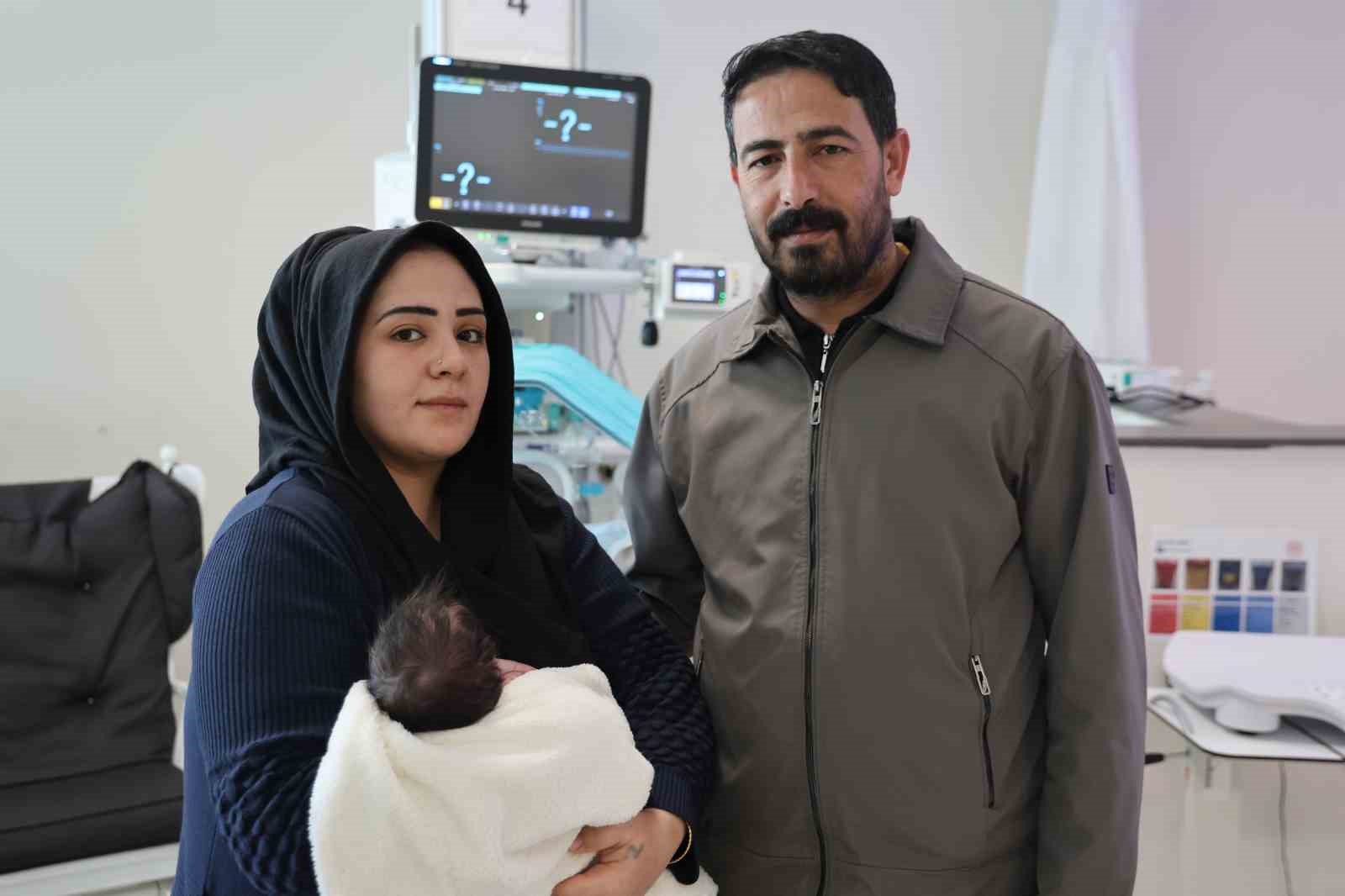 dogustan yemek borusu olmayan 4 gunluk bebek elazigda hayata tutundu 5 iacUOV3T