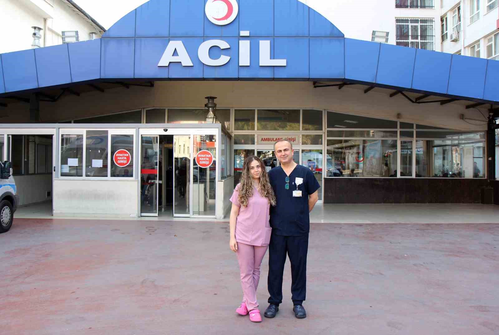 doktor baba kiz birlikte sifa dagitiyor 0 OecYAZM7