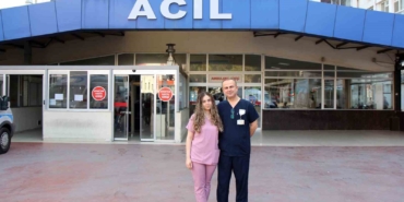 doktor-baba-kiz-birlikte-sifa-dagitiyor-N37s7ibO.jpg
