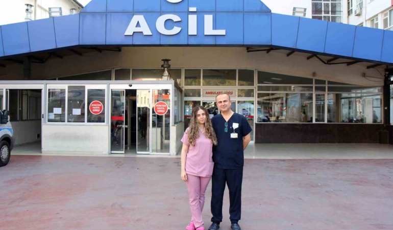 doktor-baba-kiz-birlikte-sifa-dagitiyor-N37s7ibO.jpg