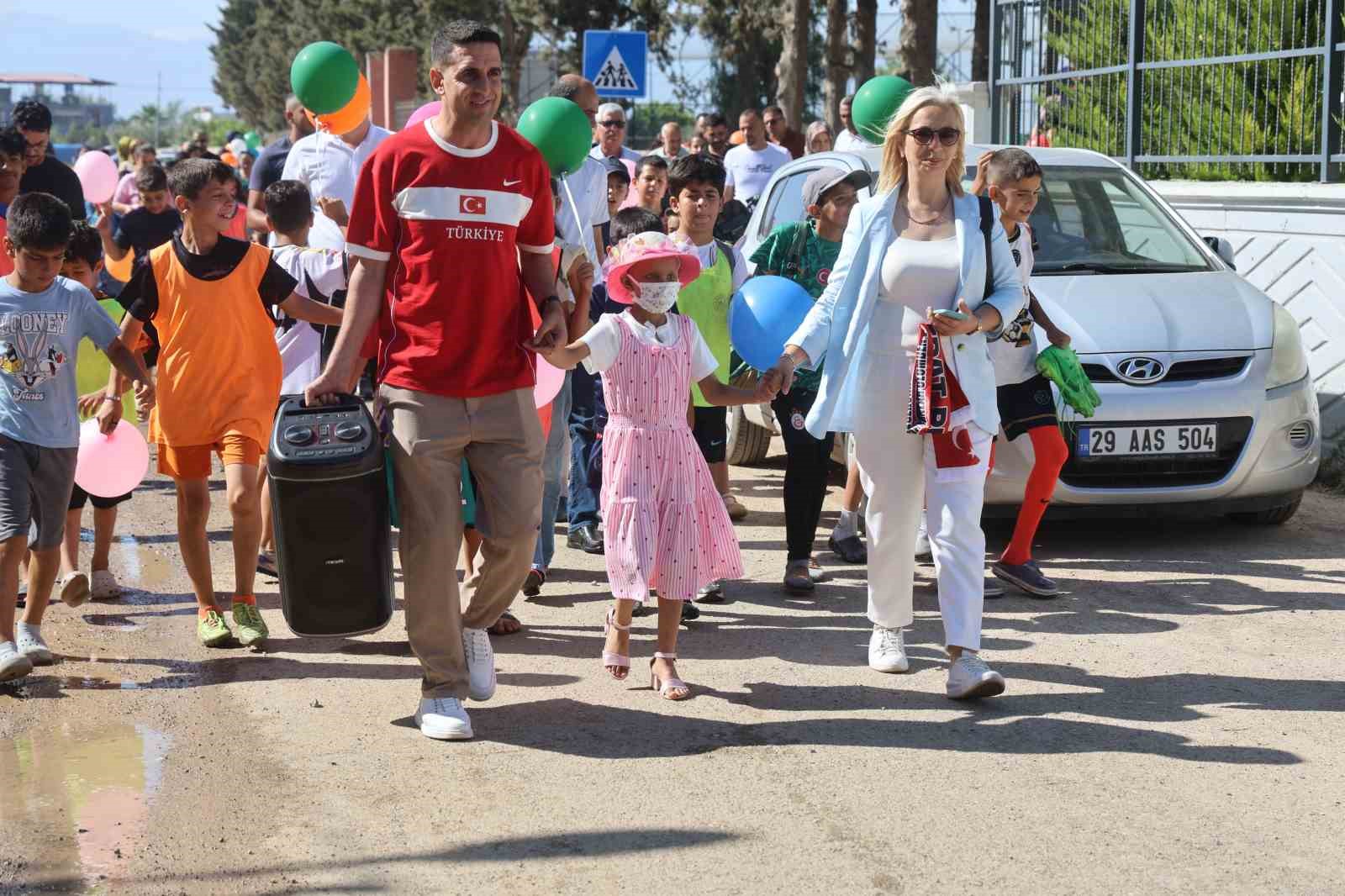 Doktorların yaşayamayacağını söylediği 8 yaşındaki Hülya’nın beyin tümörüne karşı geçirdiği başarılı ameliyat gökyüzüne bırakılan balonlarla kutlandı 7 doktorlarin yasayamayacagini soyledigi 8 yasindaki hulyanin beyin tumorune karsi gecirdigi basarili ameliyat gokyuzune birakilan SiwdDAmn
