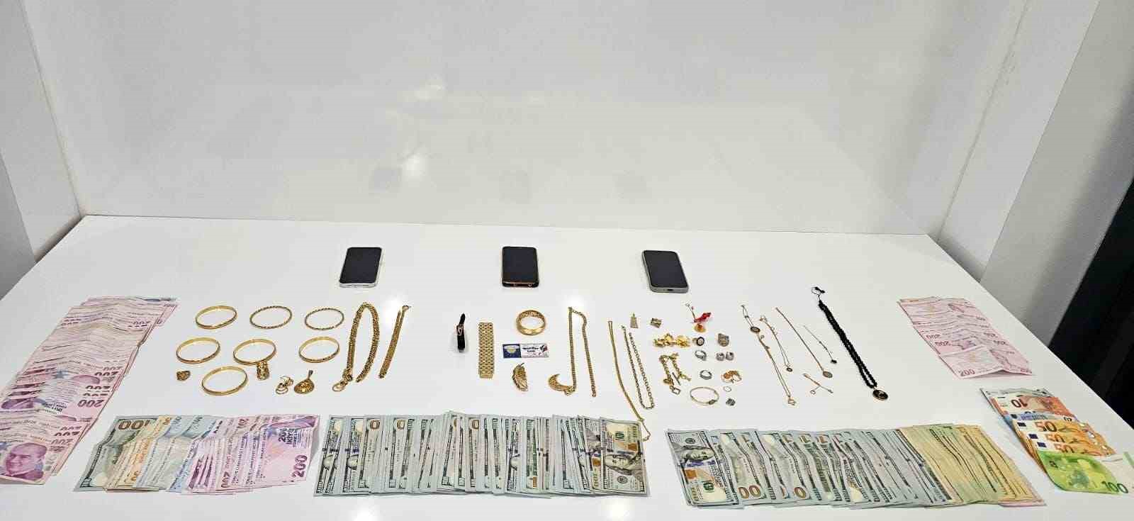Dolandırıcıların aldığı 18 milyonluk altın ve para ele geçti: 28 tutuklama 5 dolandiricilarin aldigi 18 milyonluk altin ve para ele gecti 28 tutuklama 1 5CtMn1ms