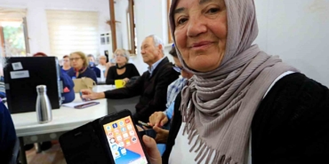 dolandiricilarin-hedef-kitlesi-60-yas-uzerine-akilli-telefon-kullanimi-egitimi-1AN7LB1Y.jpg