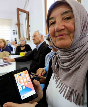 dolandiricilarin-hedef-kitlesi-60-yas-uzerine-akilli-telefon-kullanimi-egitimi-1AN7LB1Y.jpg