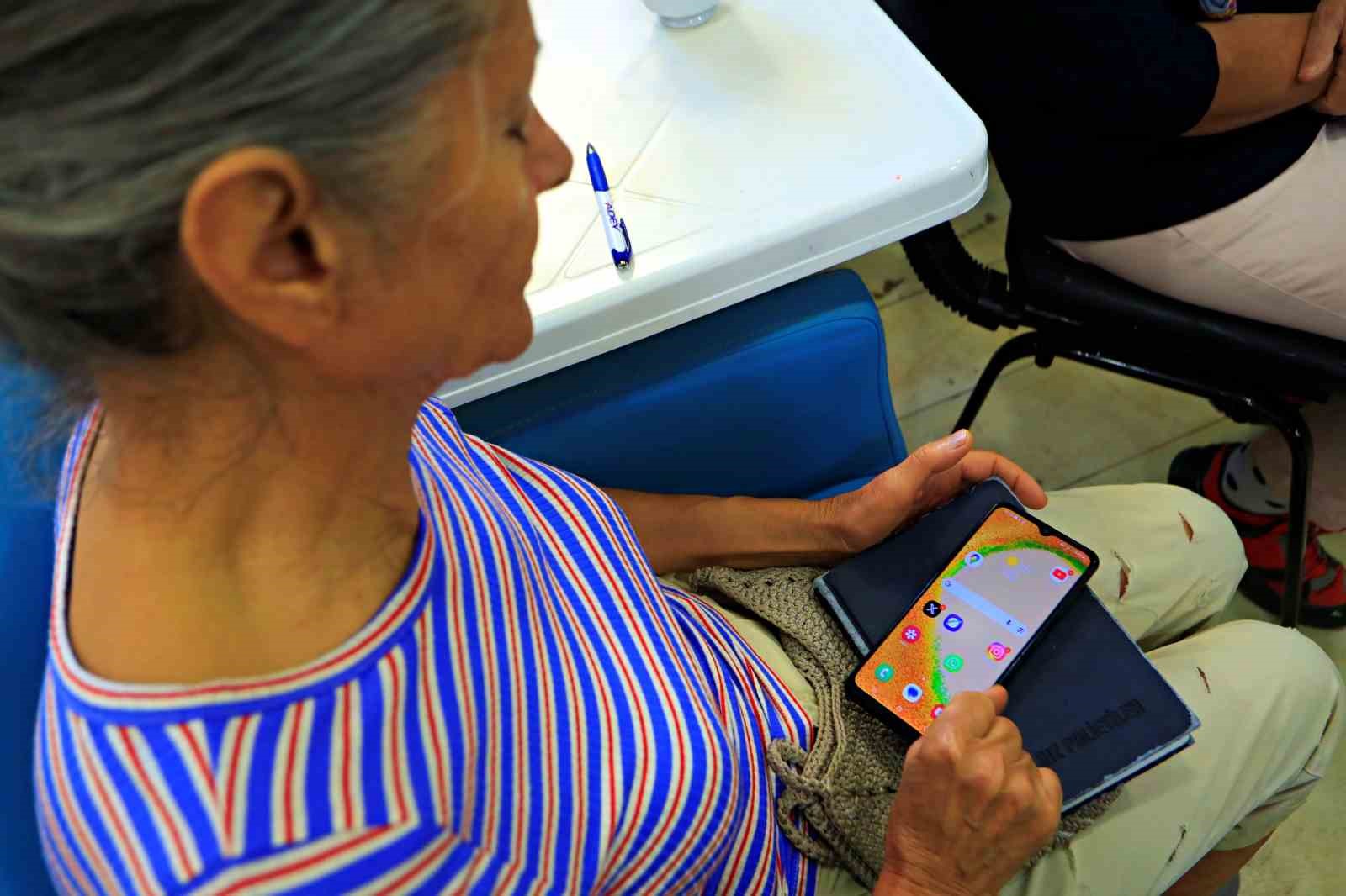 dolandiricilarin hedef kitlesi 60 yas uzerine akilli telefon kullanimi egitimi 4 mgViyBDv