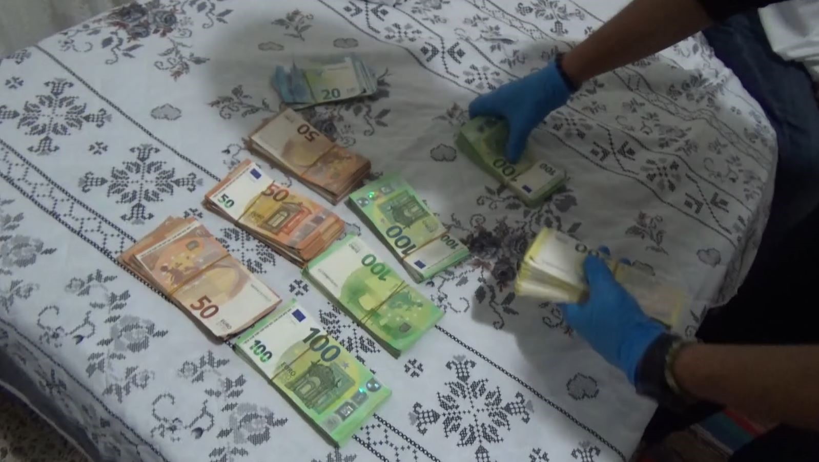 dolandiricilarin sakladigi 85 bin euro derin dondurucudan cikti 3