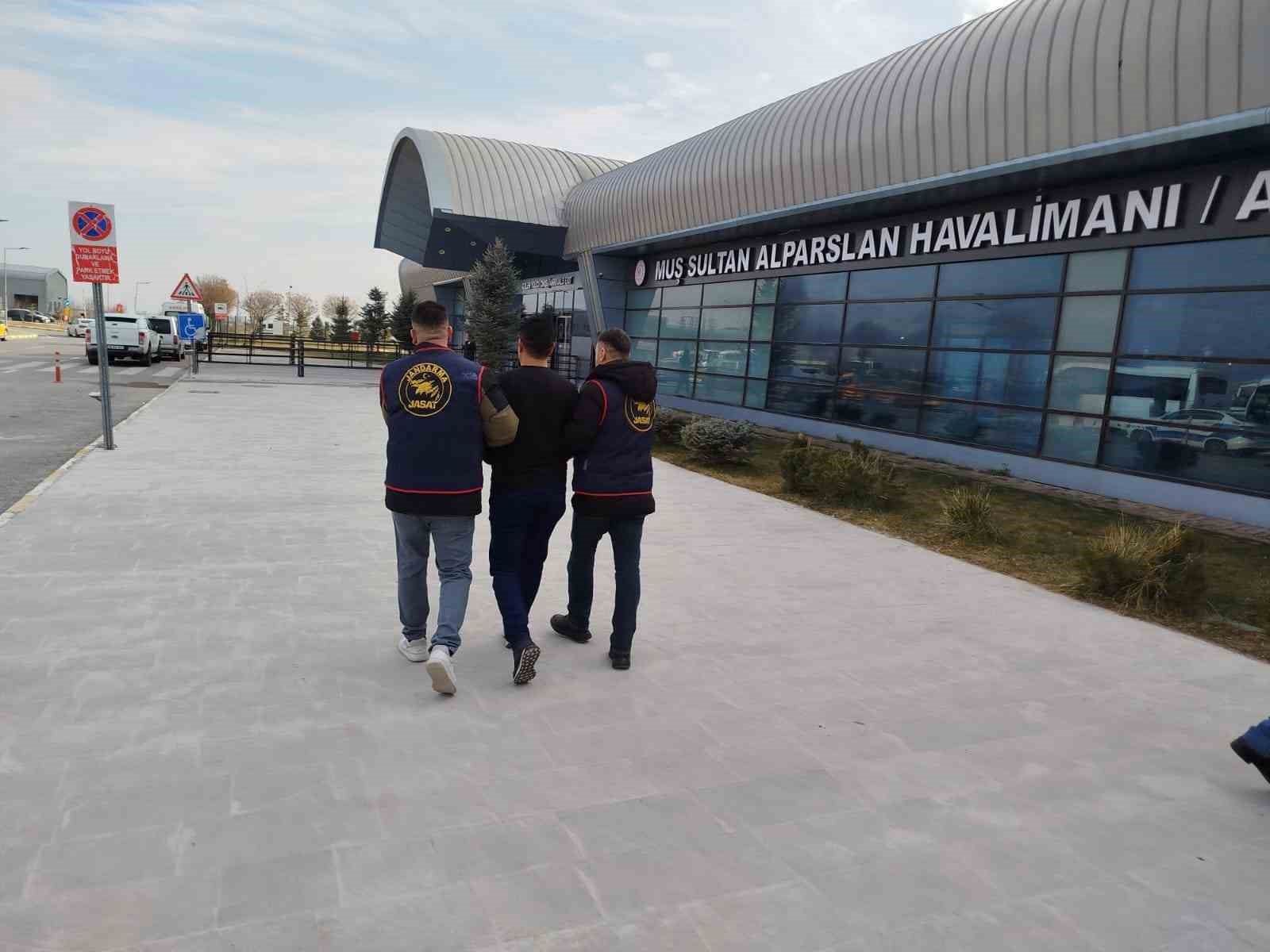 dolandiricilik hukumlusu havalimaninda yakalandi 0 qA4it1bh