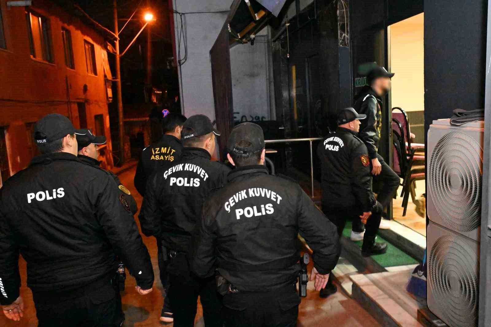 dolandiricilik sucundan aranan 2 kisi kumar oynarken yakalandi 1 nPPuSpzR