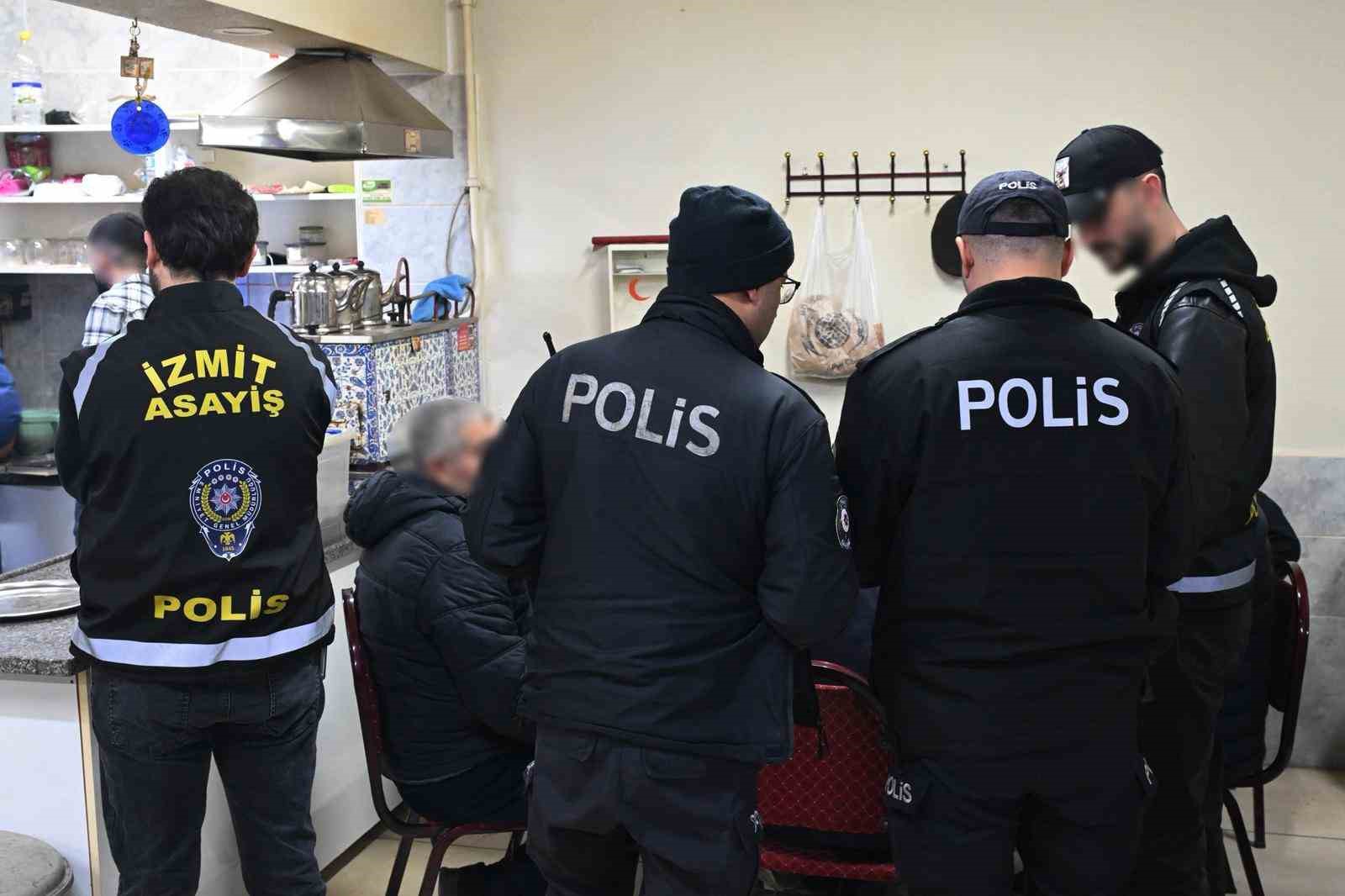 dolandiricilik sucundan aranan 2 kisi kumar oynarken yakalandi 3 9hLdahFh