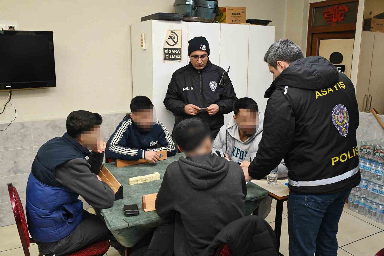 dolandiricilik sucundan aranan 2 kisi kumar oynarken yakalandi 4 k7I9nwFY