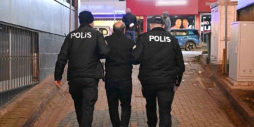 dolandiricilik-sucundan-aranan-2-kisi-kumar-oynarken-yakalandi-XE9VurWB.jpg