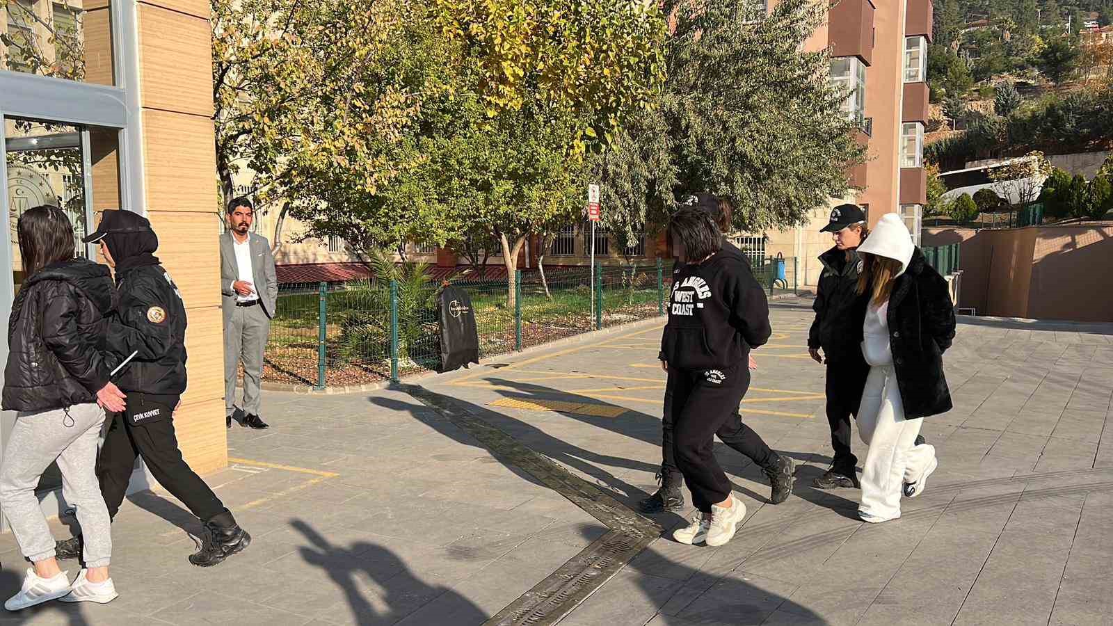 Dolandırıcılık ve bahis şebekesi 8,5 milyarlık işlem hacmi oluşturmuş: 17 şüpheli adliyeye sevk edildi 4 dolandiricilik ve bahis sebekesi 85 milyarlik islem hacmi olusturmus 17 supheli adliyeye sevk edildi 4WBAuXXZ