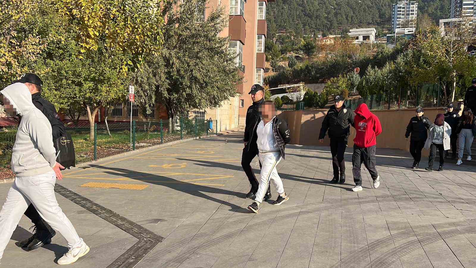Dolandırıcılık ve bahis şebekesi 8,5 milyarlık işlem hacmi oluşturmuş: 17 şüpheli adliyeye sevk edildi 5 dolandiricilik ve bahis sebekesi 85 milyarlik islem hacmi olusturmus 17 supheli adliyeye sevk edildi CmErKznd
