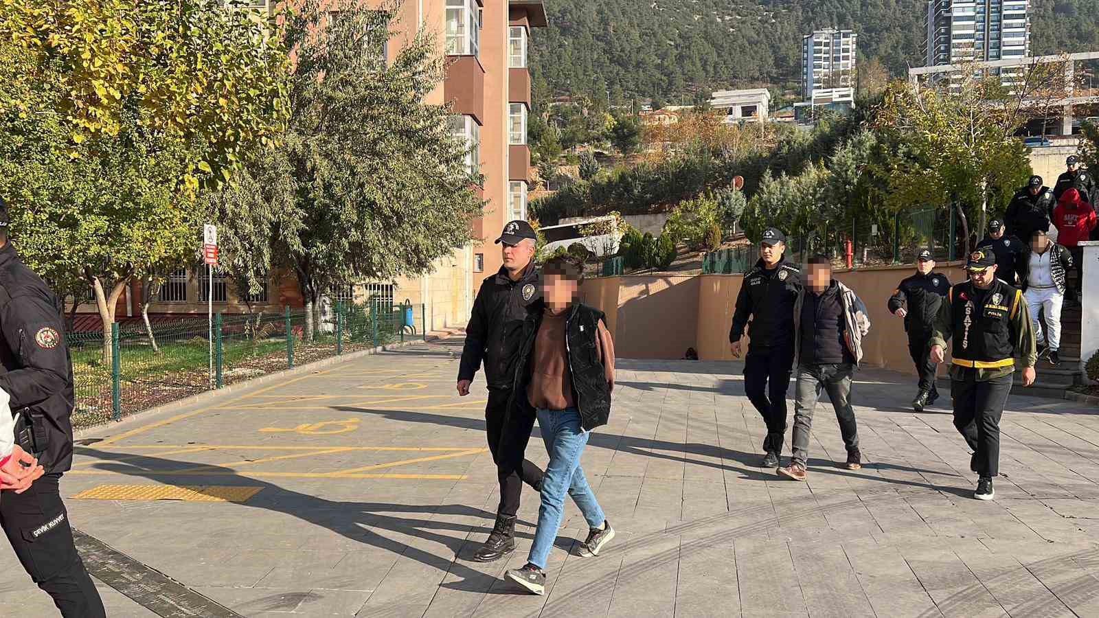 Dolandırıcılık ve bahis şebekesi 8,5 milyarlık işlem hacmi oluşturmuş: 17 şüpheli adliyeye sevk edildi 6 dolandiricilik ve bahis sebekesi 85 milyarlik islem hacmi olusturmus 17 supheli adliyeye sevk edildi gQqRe1KD