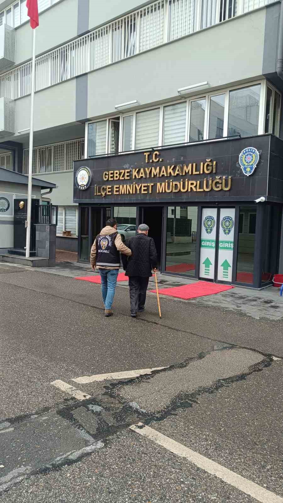 dolandiriciliktan araniyordu emniyete bastonuyla goturuldu 0 SWZSu9Yb