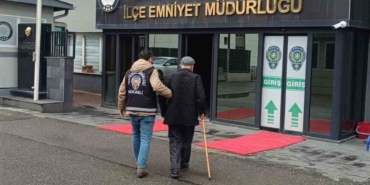 dolandiriciliktan-araniyordu-emniyete-bastonuyla-goturuldu-xlaeDJO6.jpg