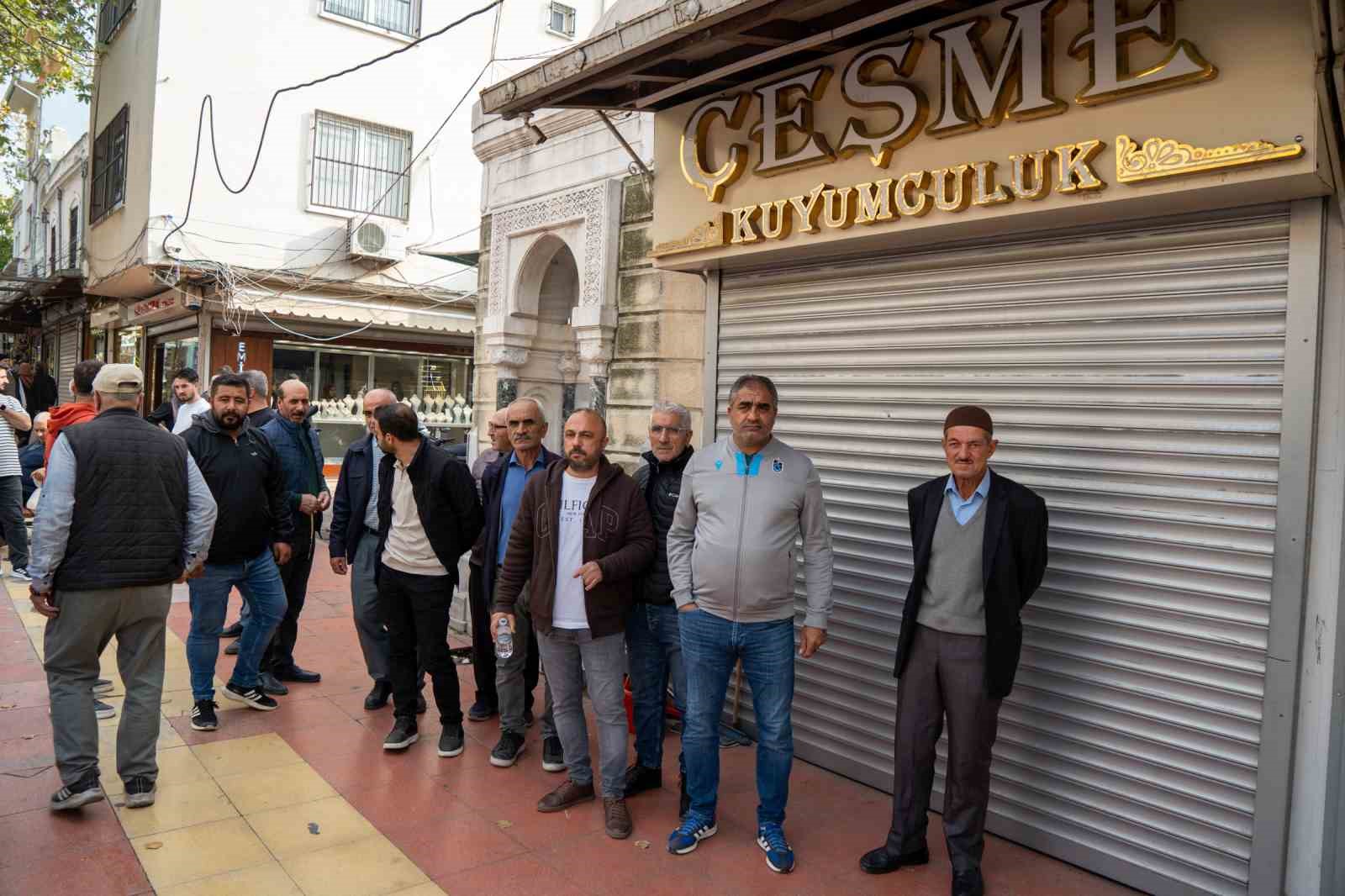 dolandirildiklarini iddia eden kuyumcu magdurlari dukkan onunde toplandi 0 VAfTnk7L
