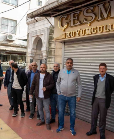 dolandirildiklarini-iddia-eden-kuyumcu-magdurlari-dukkan-onunde-toplandi-m3JS9dxx.jpg
