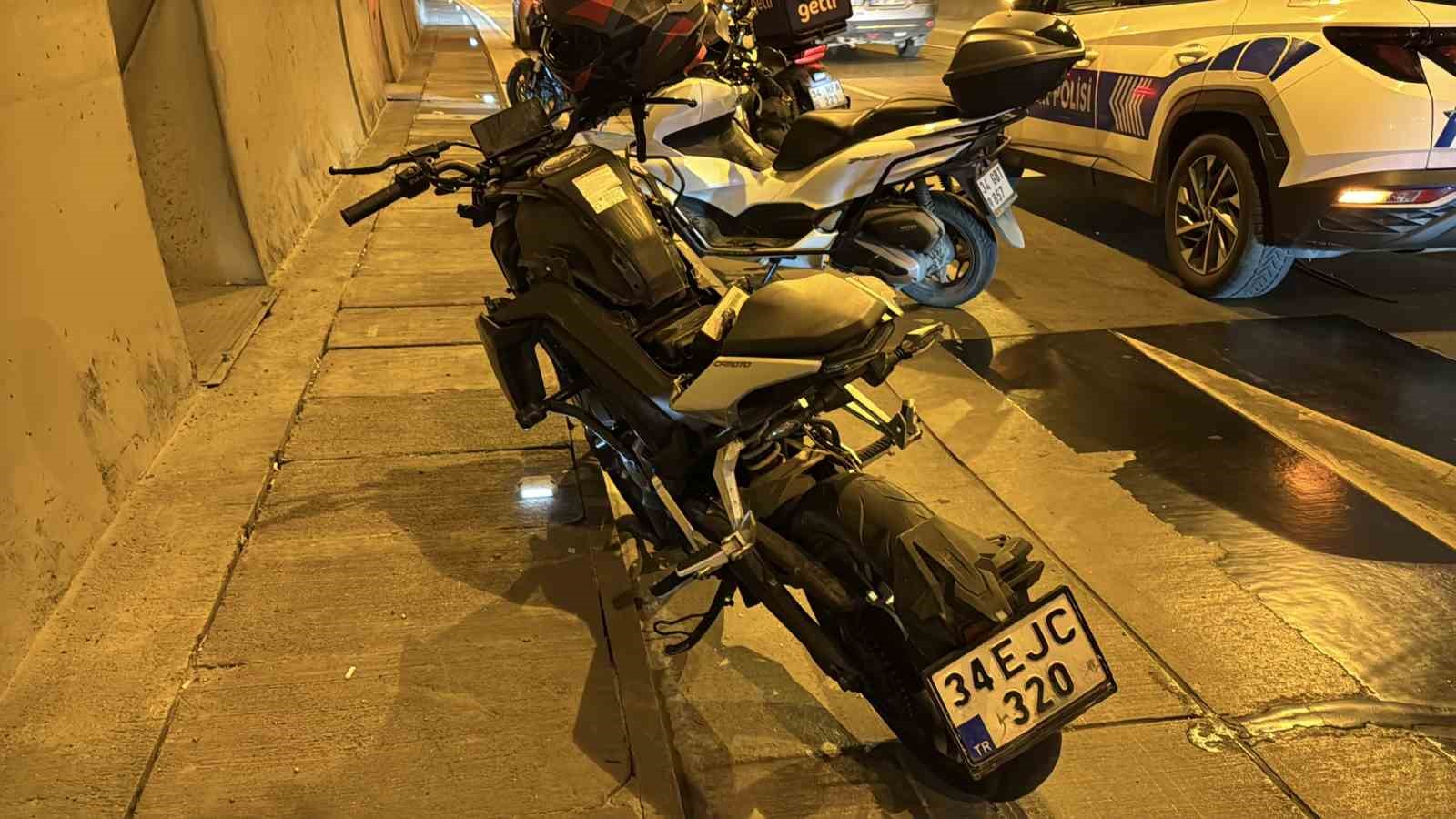 dolmabahce bomonti tunelinde otomobile carpan motosikletli agir yaralandi 2 W3iEvg7i