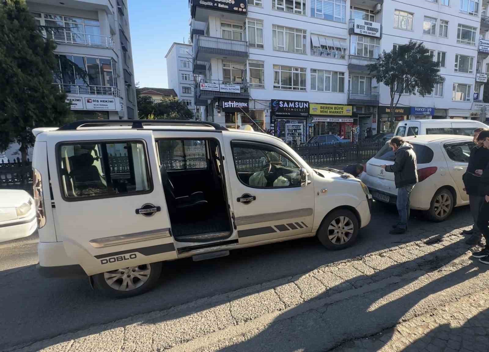 dolmus kazasinda hava yastigi acildi 1 yolcu yaralandi 2 TrrJkZ32