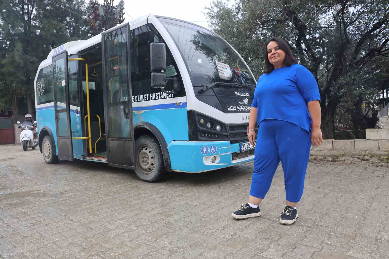 dolmuscu zeynep direksiyon sallayarak ekmek parasini kazaniyor 0