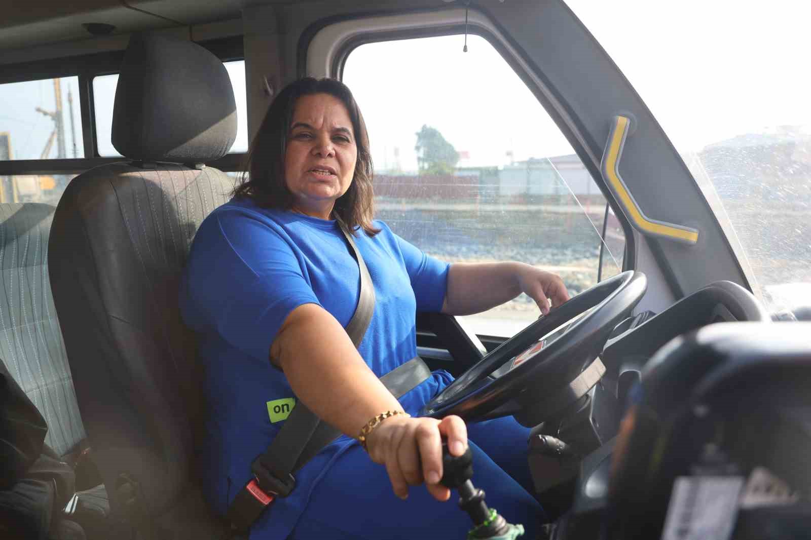 dolmuscu zeynep direksiyon sallayarak ekmek parasini kazaniyor 1 Fwuaezv5
