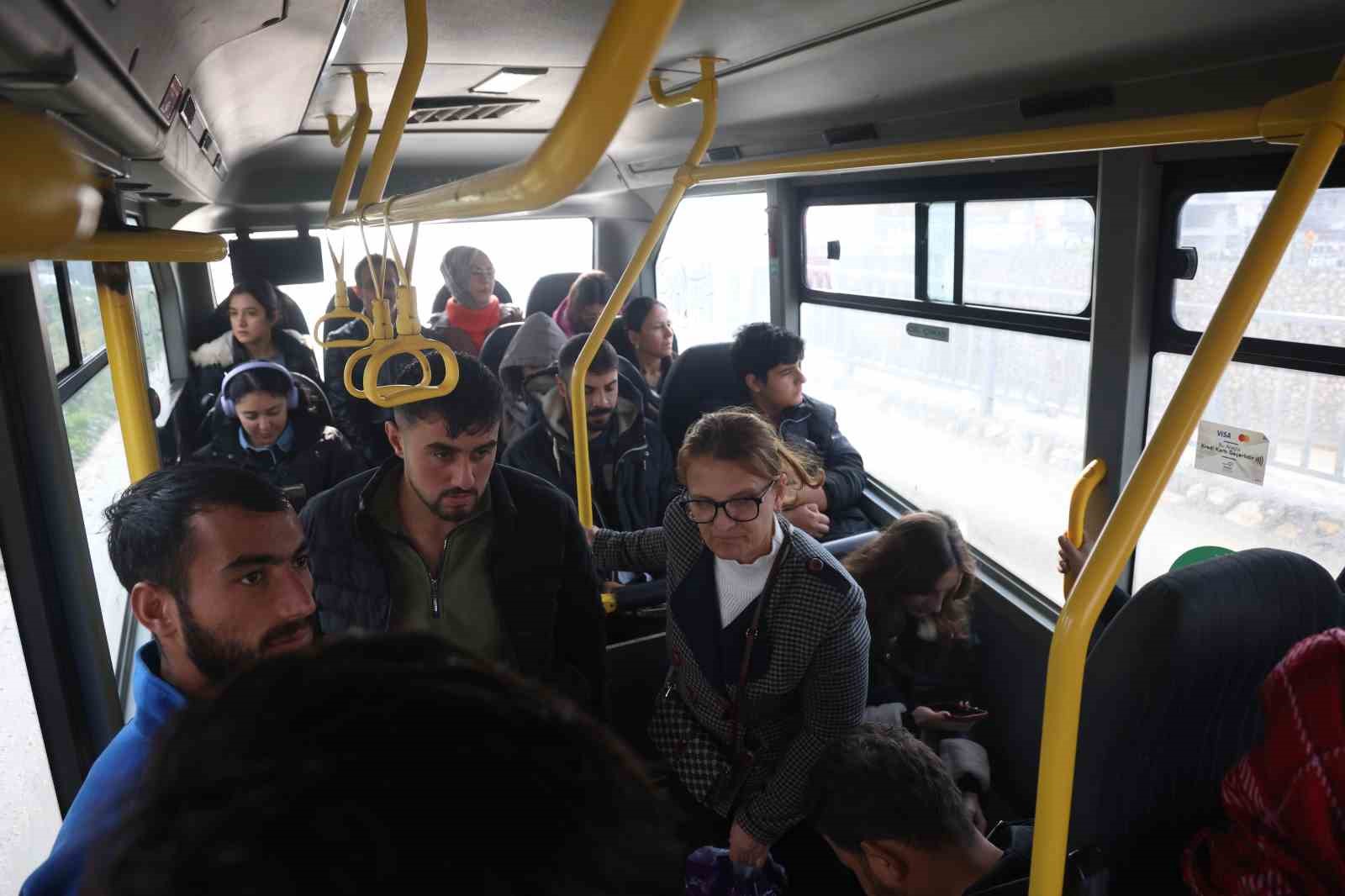 dolmuscu zeynep direksiyon sallayarak ekmek parasini kazaniyor 3 mFemuCUO