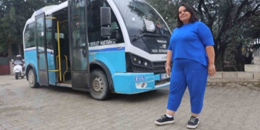 dolmuscu-zeynep-direksiyon-sallayarak-ekmek-parasini-kazaniyor-SZD3NLE1.jpg