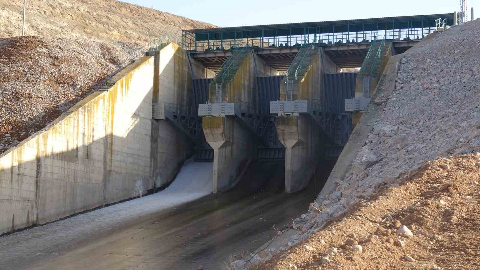 doluluk orani maksimum seviyeye ulasan sultansuyu barajinda kapak acildi 5 pQ1bHQlg