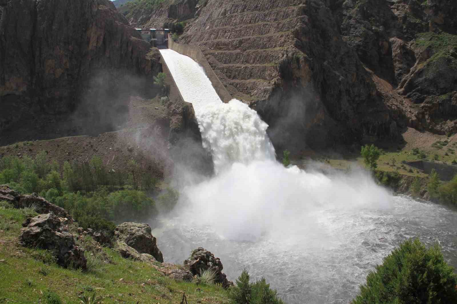dolup tasan barajin savak kapaklari acildi 3 mEcVRNmv