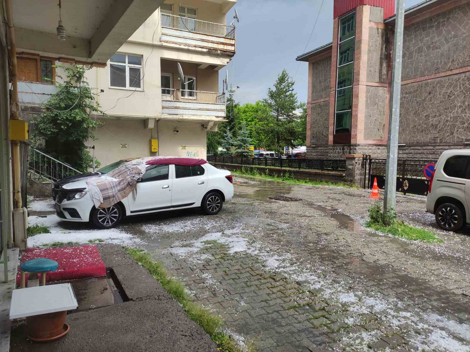 Doluya karşı ilginç önlem: Araçların üzerine battaniye serdiler 6 doluya karsi ilginc onlem araclarin uzerine battaniye serdiler 2