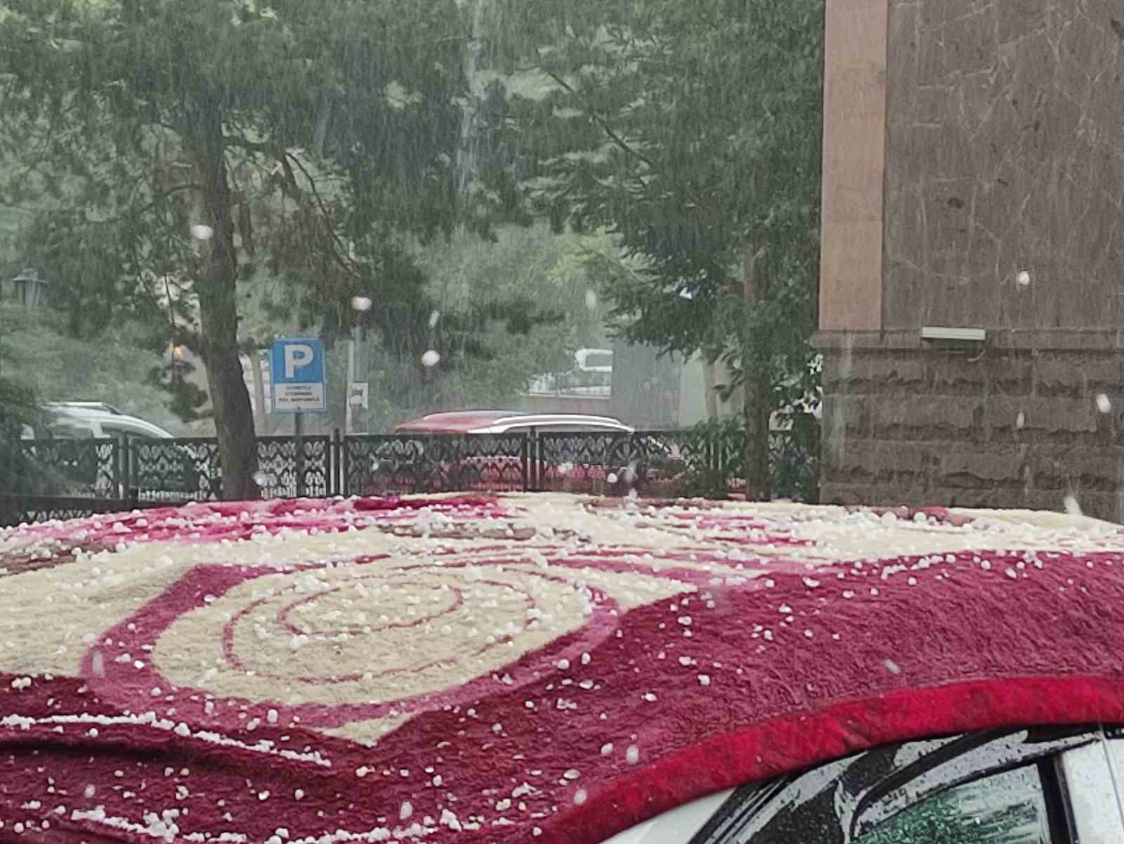 Doluya karşı ilginç önlem: Araçların üzerine battaniye serdiler 7 doluya karsi ilginc onlem araclarin uzerine battaniye serdiler 3 3vSg1zl3