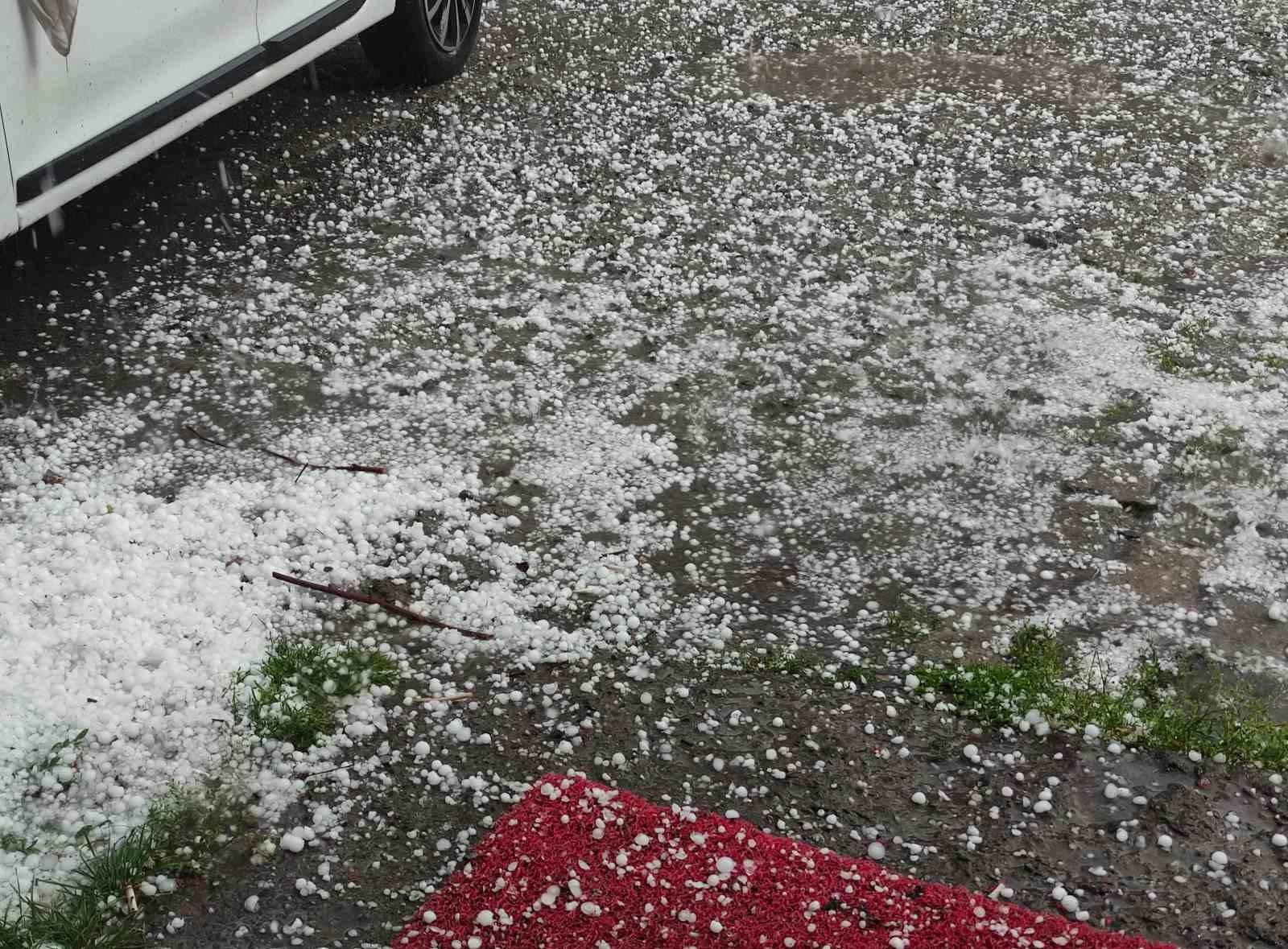Doluya karşı ilginç önlem: Araçların üzerine battaniye serdiler 9 doluya karsi ilginc onlem araclarin uzerine battaniye serdiler 5 3RuJRf8P