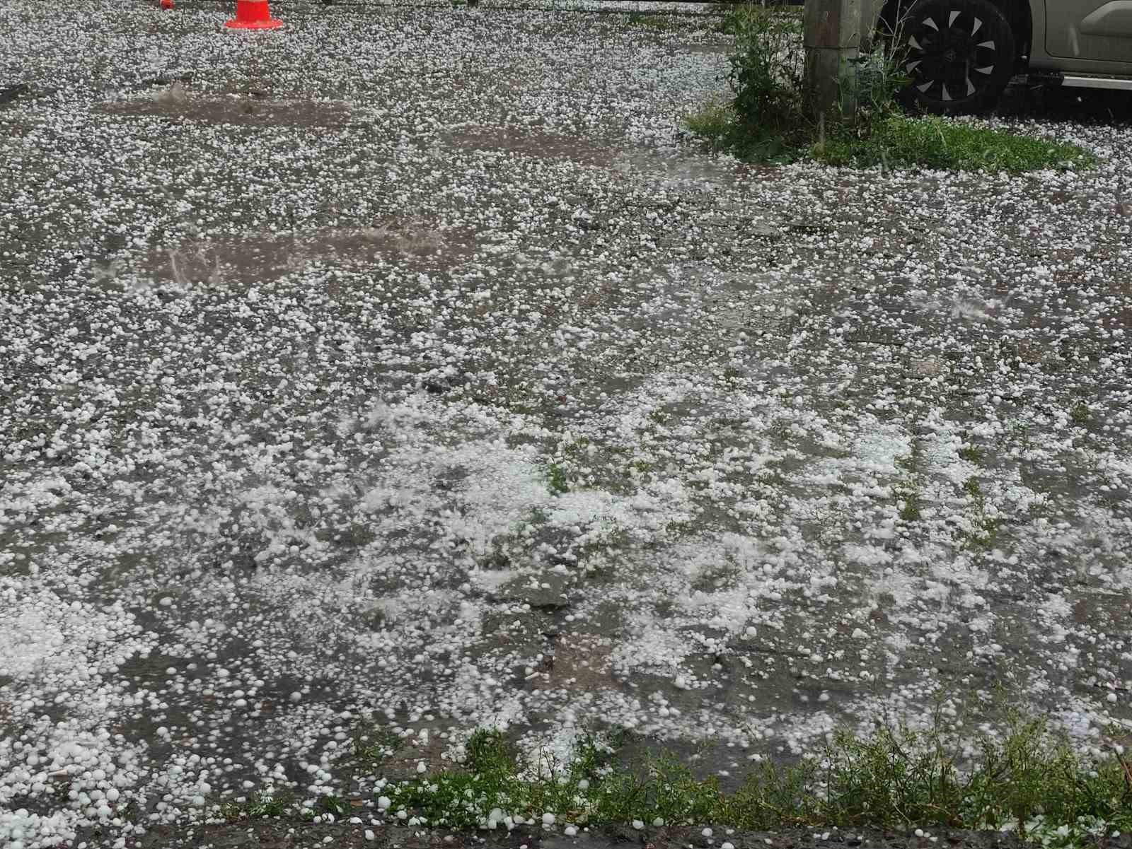 Doluya karşı ilginç önlem: Araçların üzerine battaniye serdiler 10 doluya karsi ilginc onlem araclarin uzerine battaniye serdiler 6 la6kYGD8