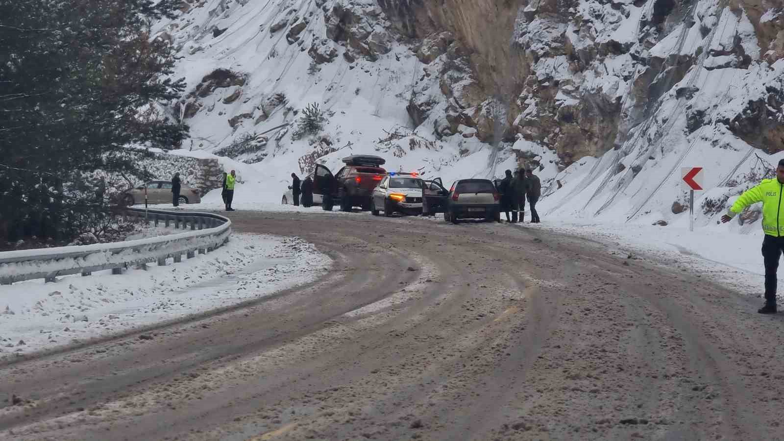Domaniç-İnegöl karayolunda üç ayrı kaza: 5 araçta maddi hasar oluştu 5 domanic inegol karayolunda uc ayri kaza 5 aracta maddi hasar olustu 1 U8c29LiF