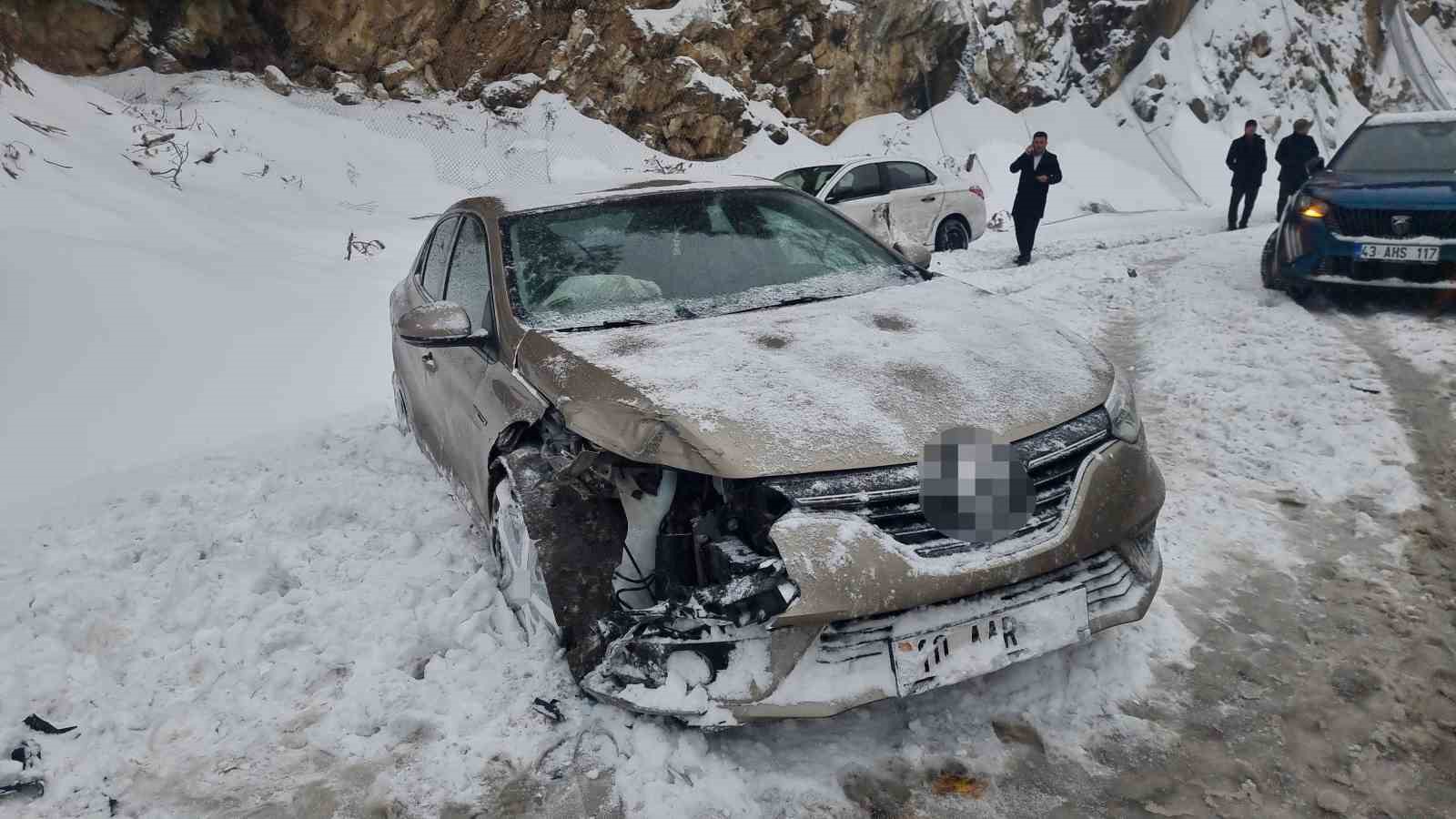 Domaniç-İnegöl karayolunda üç ayrı kaza: 5 araçta maddi hasar oluştu 6 domanic inegol karayolunda uc ayri kaza 5 aracta maddi hasar olustu 2 SLvdfRkD