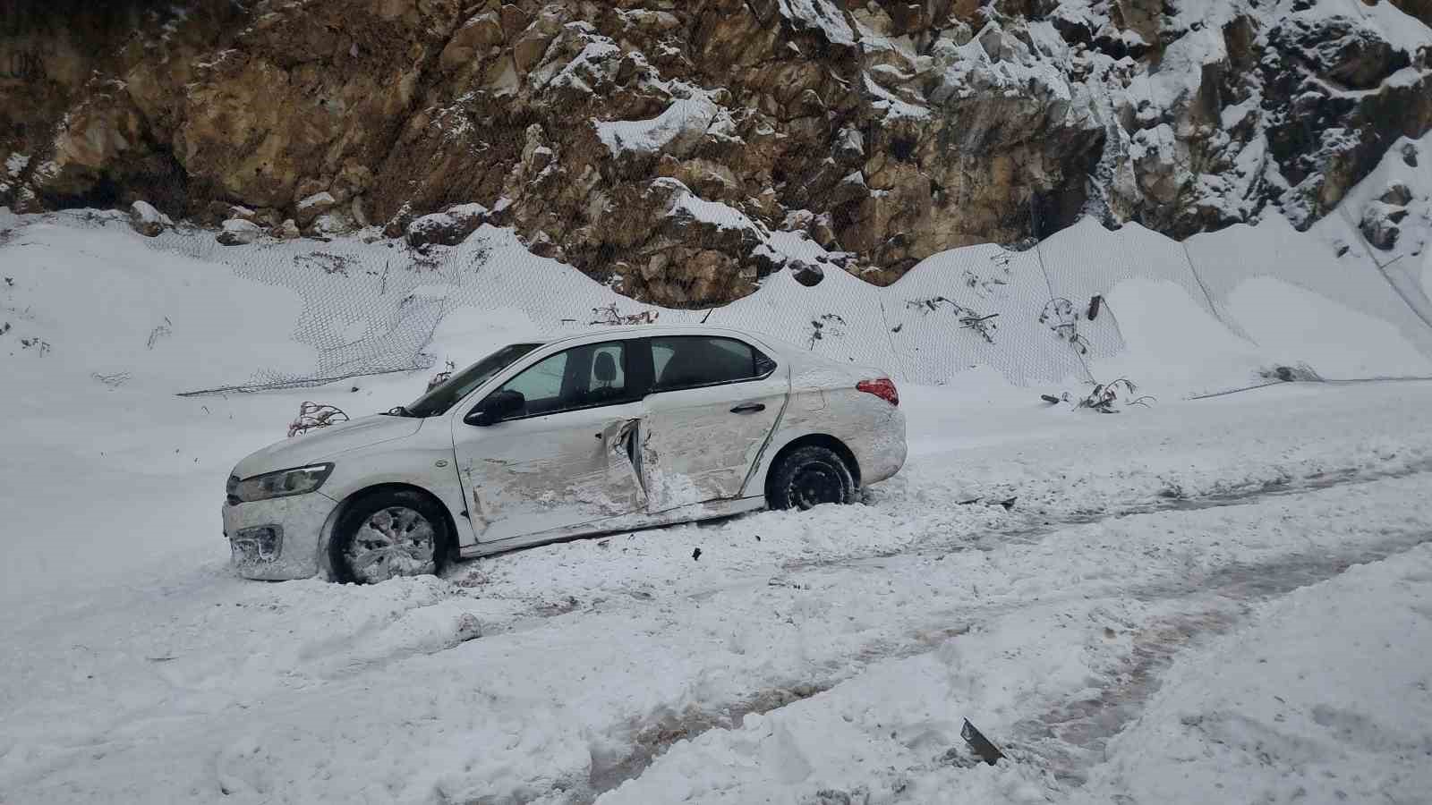 Domaniç-İnegöl karayolunda üç ayrı kaza: 5 araçta maddi hasar oluştu 7 domanic inegol karayolunda uc ayri kaza 5 aracta maddi hasar olustu 3 Bjv9mUcO