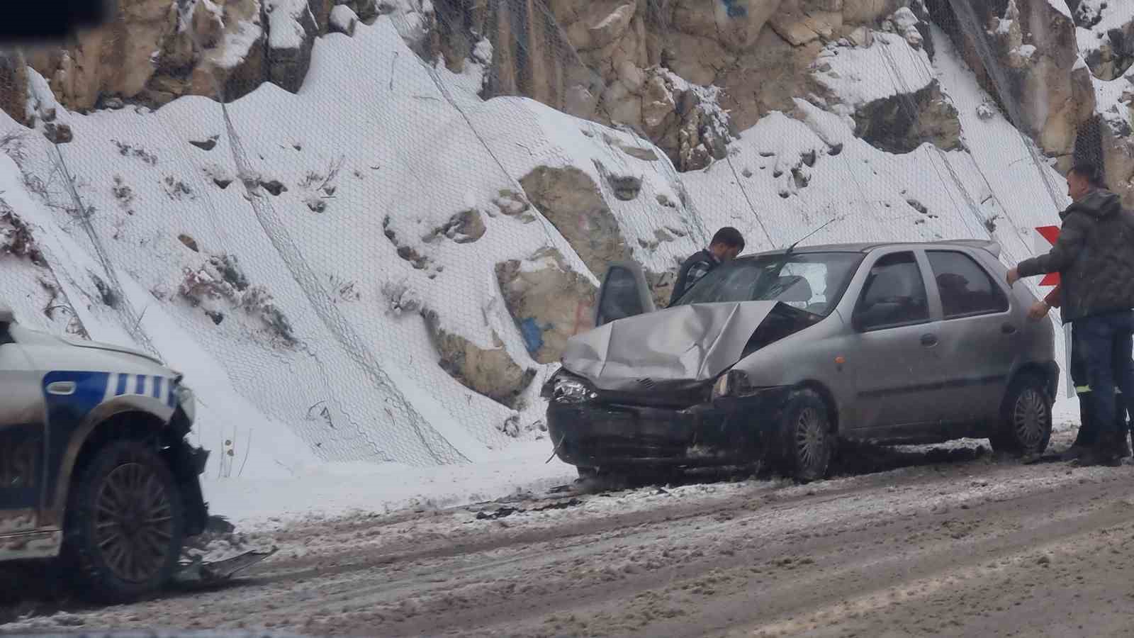 Domaniç-İnegöl karayolunda üç ayrı kaza: 5 araçta maddi hasar oluştu 8 domanic inegol karayolunda uc ayri kaza 5 aracta maddi hasar olustu 4 EYkgP6si