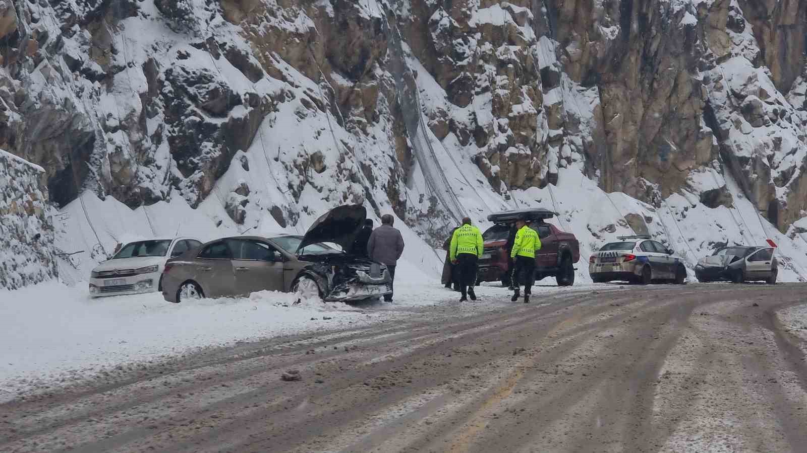 Domaniç-İnegöl karayolunda üç ayrı kaza: 5 araçta maddi hasar oluştu 9 domanic inegol karayolunda uc ayri kaza 5 aracta maddi hasar olustu 5 V8DpEbuj