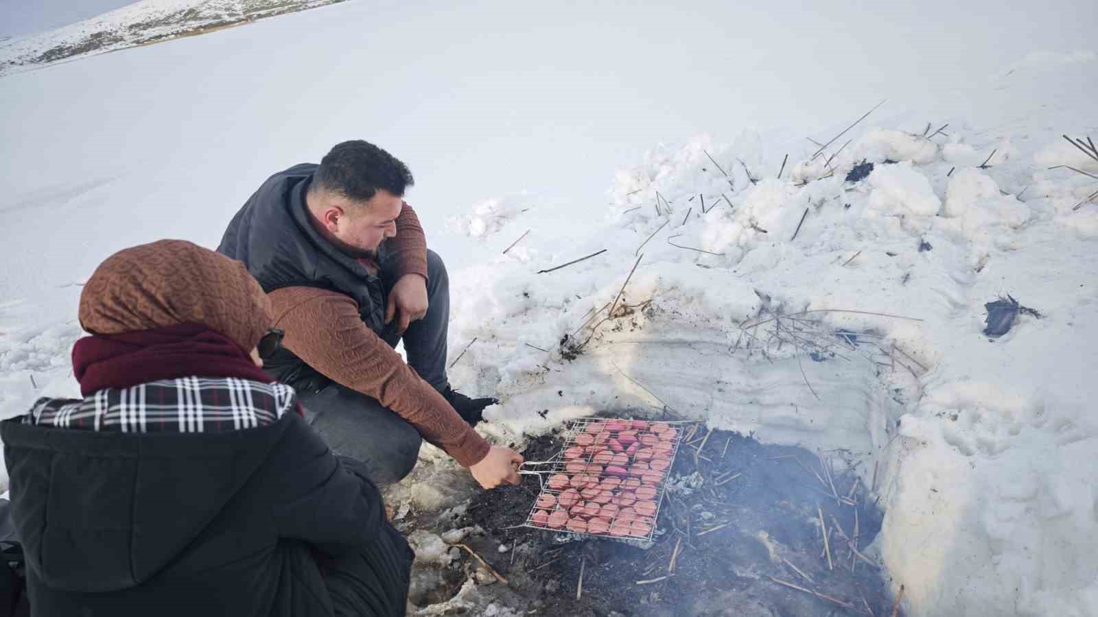 donan nazik golu uzerinde sucuk ekmek keyfi 2