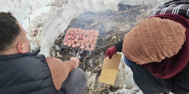 donan-nazik-golu-uzerinde-sucuk-ekmek-keyfi-Cj5Hawi4.jpg