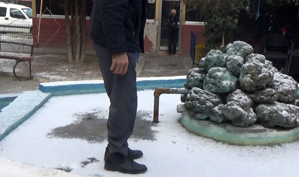 donan sus havuzunda kimisi gezdi kimisi ise buzu cekicle kirmaya calisti 0 HVGBfiRZ