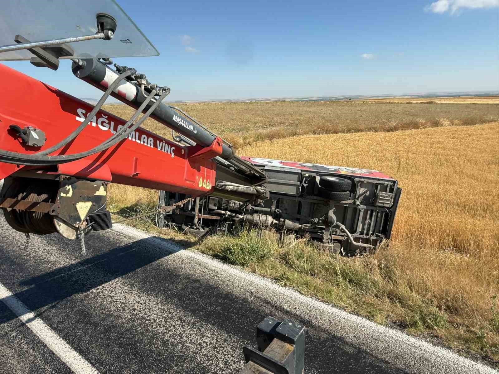dondurma yuklu kamyonet devrildi 1 yarali 0