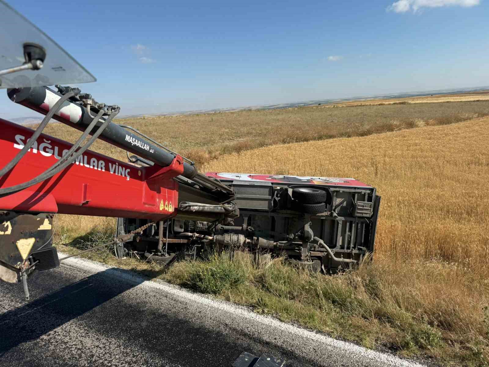 dondurma yuklu kamyonet devrildi 1 yarali 2 sqYTckKT