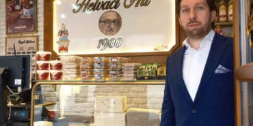dondurmali-irmik-helvasi-iftarda-hafif-tatli-isteyenlerin-tercihi-olacak-mWmHqr4I.jpg
