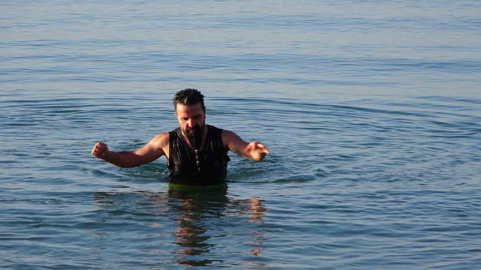 dondurucu soguga meydan okudular van golunde eksi 9 derecede yuzme mesaisi 0 MNHRDHcD