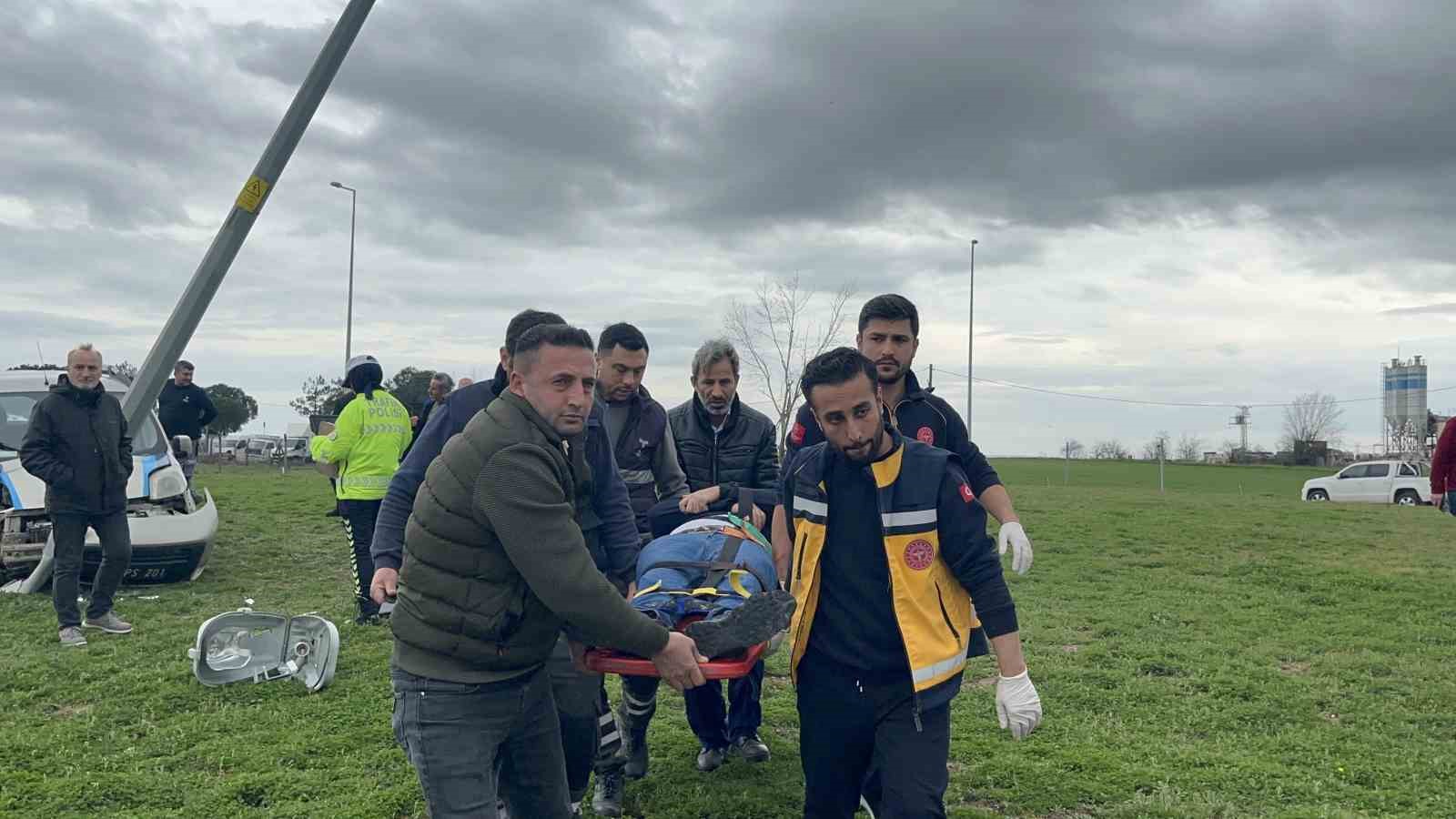 donel kavsakta direge carpan aracin surucusu yaralandi 1 8kAFKZ8v