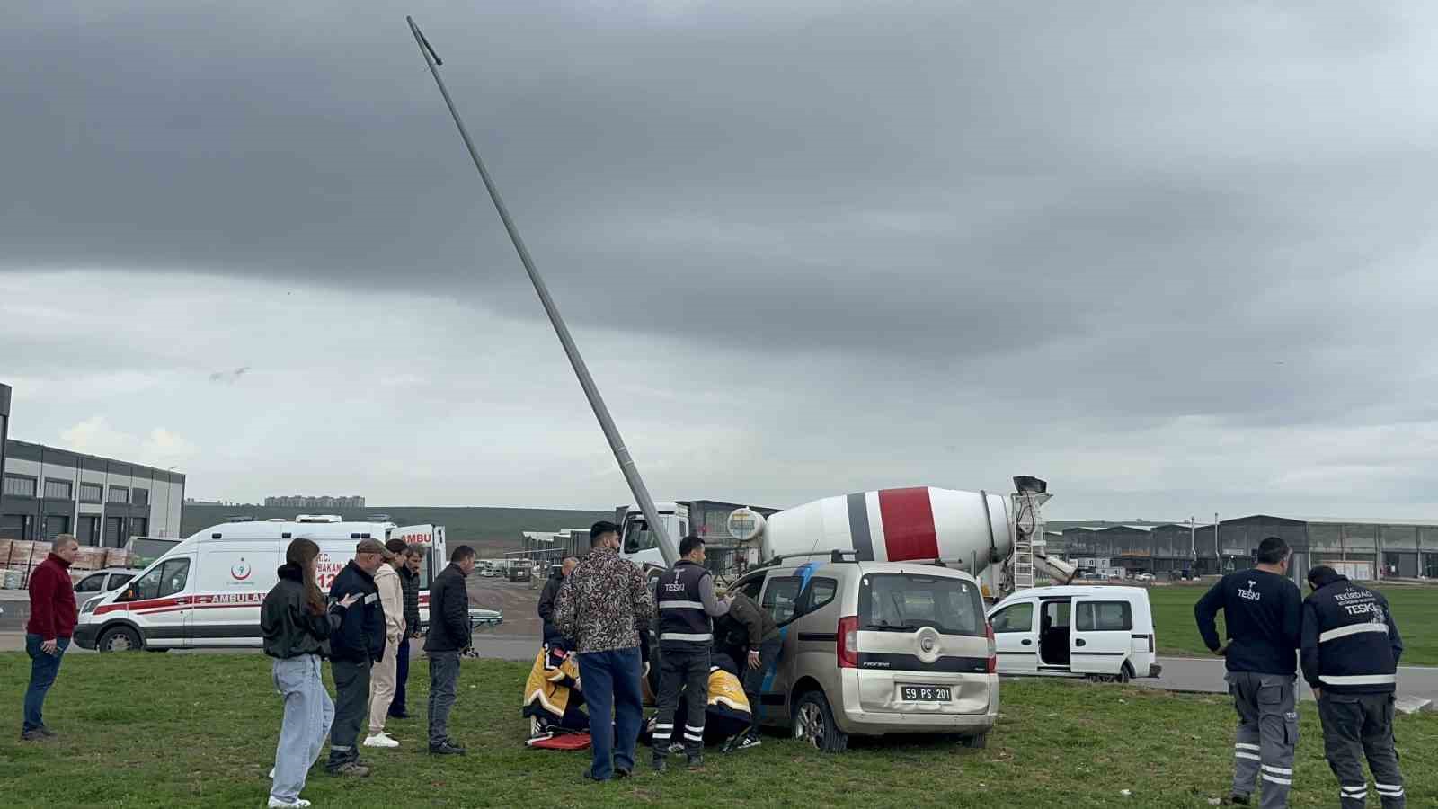 donel kavsakta direge carpan aracin surucusu yaralandi 2 ACdbIrEF