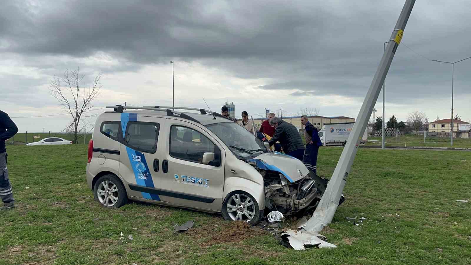 donel kavsakta direge carpan aracin surucusu yaralandi 3 DdYcJjzS